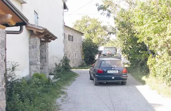 Dokler se občina ne dogovori z  mejašema, cesta ne bo spodobno urejena 