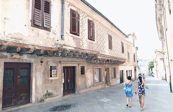 V Restavratorskem centru RS predlagajo, da se urgentno izvede  začasno zaščitno podpiranje nosilne lesene konzolne konstrukcije na ulični strani
