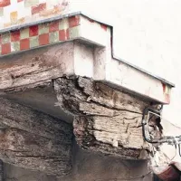 Strokovnjaki  poročajo o  izrazitem propadanju lesenih konzolnih nosilcev in zunanje nosilne lesene grede nadstropja