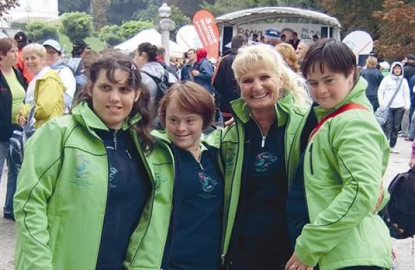 Takole razposajeno so se pred odhodom v Varšavo (na sprejemu olimpijskega ognja v ljubljanskem parku Tivoli)  pred objektiv postavile (z leve) Debora Rojc, Elviana Zulič, trenerka Milena Pinter in Alenka Markelj