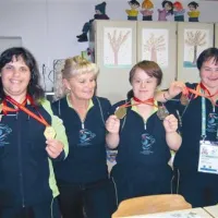 Tako ponosno so dekleta   (z leve) Debora Rojc, trenerka Milena Pinter, Elviana Zulič  in Alenka Markelj ob prihodu domov pokazala osvojene medalje