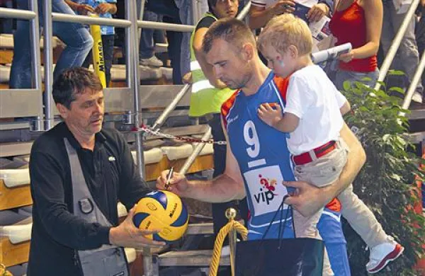 Veteran italijanskih igrišč Nikola Grbić (s sinom Matijo)  je  na SP med najbolj obleganimi