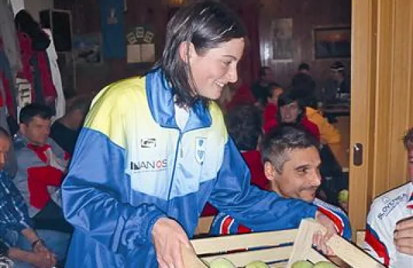 Cecilija Vitežnik je rojstni dan in jabolka delila s kolegi tekači in kolesarji