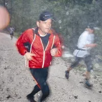 Deževni posnetek s proge na Hleviše, v ospredju je Zoran Topalovič