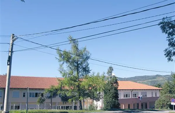 Streh javnih stavb, na katerih bi sončno energijo lahko spreminjali v električno, je ne Komenskem še kar nekaj