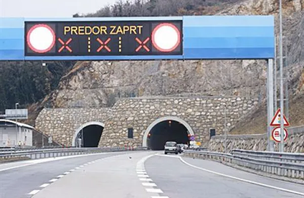 Zaradi nesreče so morali predor Kastelec začasno zapreti.