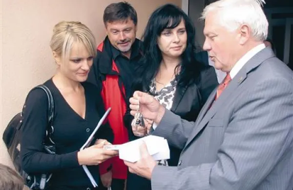 Ključe  sta stanovalcem izročila župan Mirko Brulc (desno) in direktorica sklada Nataša Leban (v sredini)