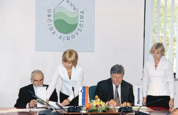 V občini Ajdovščina so danes podpisali pogodbo s Primorjem za obnovo ceste na Fužine.