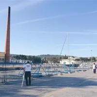 Občina naj bi na  platoju za popravila plovil izolske marine urejala pešpot in parkirišče. Nekatera plovila so ostala ujeta za    gradbiščno ograjo.  