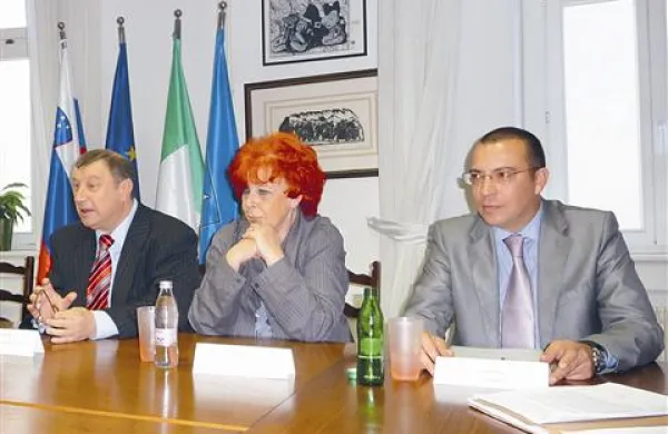 Skrajno levo  Ljubo Klanjšček, ob njem Irena Fister (predsednica sveta zavoda DU) in Andraž Eller 