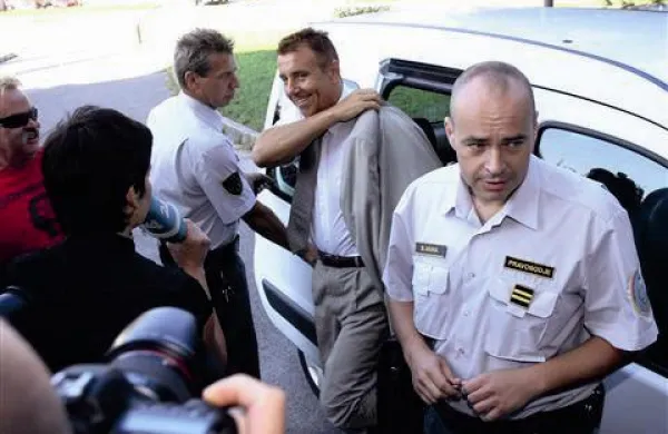 Mikuž je med drugim povedal tudi o srečanju, ko naj bi ga Prijatelj po mafijsko poljubil na čelo.