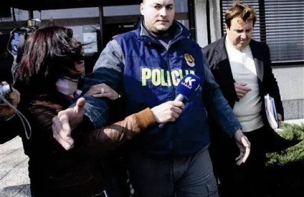 Prijatelja so koprski kriminalisti po sobotnem nadaljevanju zaslišanja pri preiskovalnem sodniku odpeljali v koprski zapor.