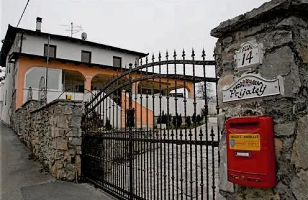 Po neuradnih podatkih naj bi pri Prijatelju  našli tudi nekaj orožja.