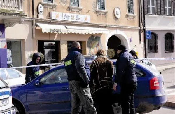 Prijatelja naj bi zalotili z rokami v žaklju, s 323.000 evri, ki naj bi jih tudi z grožnjami in orožjem izsilil od primorskega podjetnika.