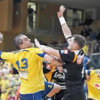 Predvsem v končnici dvoboja je učinkovito zadeval Milorad Krivokapić (z žogo)