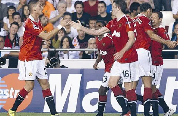 Mehičan Javier Hernandez (njegov vzdevek je Chicharito,  zeleni grahek, na fotografiji  levo) s soigralci v Manchester Unitedu slavi zadetek proti Valencii