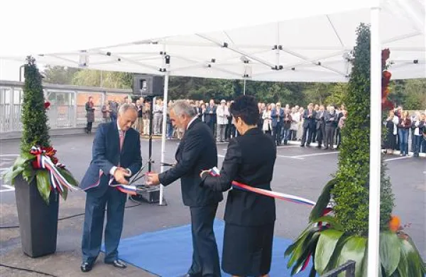 Parkirišče so simbolično odprli predsednik uprave banke koper Ezio Salvai (levo), vodja enote banke v Ilirski Bistrici Anica Dolgan Stare in župan Anton Šenkinc 
