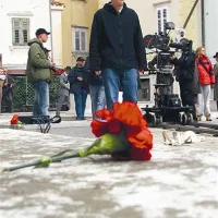 Goran Vojnović na snemanju na trgu 1. maja v Piranu