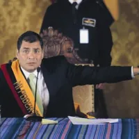 Ekvadorski predsednik Rafael Correa na novinarski konferenc po prihodu iz celodnevnega ujetništvai