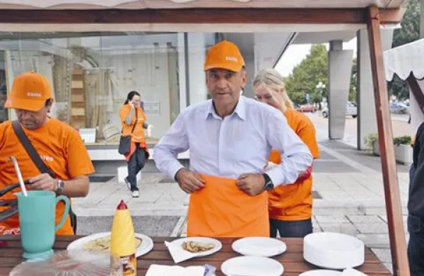 Mimoidočim je Špacapan postregel s palačinkami