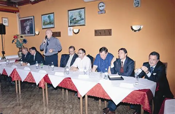 Stoji Egidio Krajcar, levo od njega Tomislav Klokočovnik in Branko Simonovič, desno pa Srečko Gombač, Radivoj Nardin, Vojko Ludvik, Igor Kolenc in Davorin Adler  
