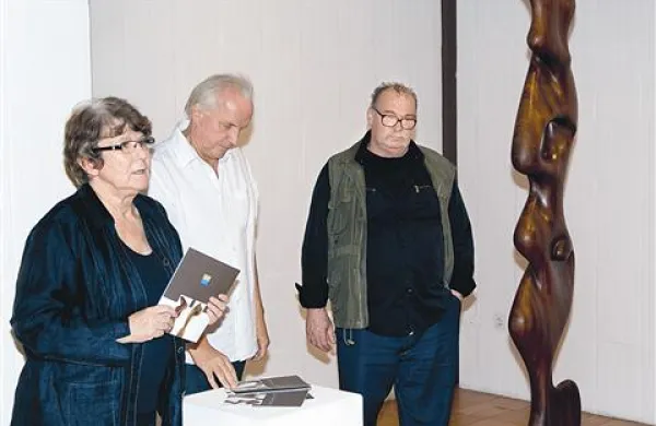 Z otvoritve razstave (z leve): Irene Mislej, umetniški vodja Pilonove galerije, kustos razstave  Jure Mikuž in kipar Vasilij Žbona