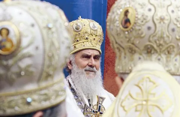 Novi srbski patriarh Irinej je ob svojem ustoličenju pozval mednarodne akterje, naj ne dopustijo, da bi Kosovo postalo neodvisno.  