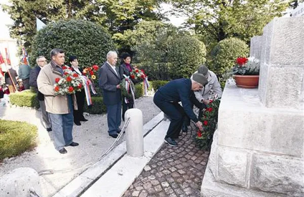 Umrlim za svobodo so se poklonili s položitvijo vencev.