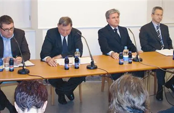 Na petkovem soočenju, odprtem za javnost, so se pomerili postojnski županski kandidati (z leve) Boštjan Bizjak, Jernej Verbič, Iztok Podbregar in Branko Milharčič