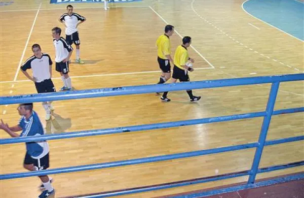 Gorenjska sodnika sta v 32. minuti v Izoli vzela žogo in odkorakala z igrišča