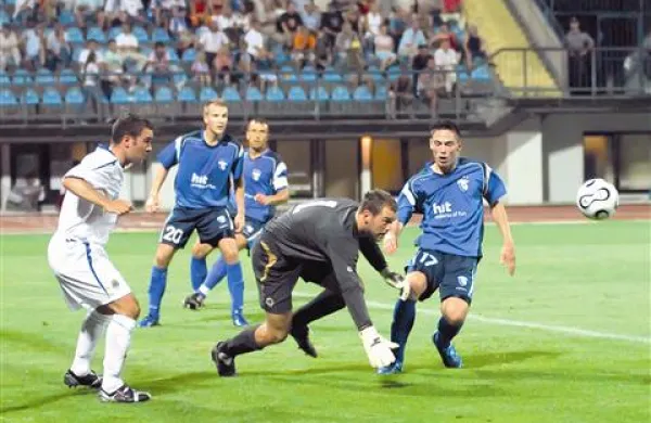 Zadnji klub, ki ga je izločila primorska ekipa, je bil Linfield (v belih dresih) leta 2006. Tedaj sta za Hit Gorico igrala še Miran Srebrnič (v ozadju) in Miran Burgič (št. 17). 