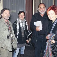 Miha Hočevar, režiser mladinskega filma Gremo mi po svoje (levo), v družbi s Karpom Godino in kulturno ministrico Majdo Širca