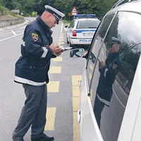 Policist med preventivno akcijo “Bodi preViden”