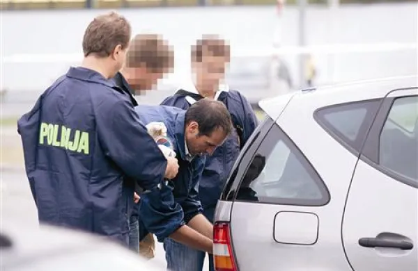 Mercedes A, v katerem so pripeljali pol kilograma kokaina, so kriminalisti temeljito pregledali 