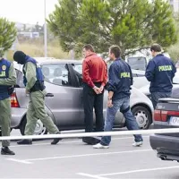 Spektakularno prijeti Šefik A. (v rdeči srajci) je dobil najvišjo, osemletno zaporno kazen