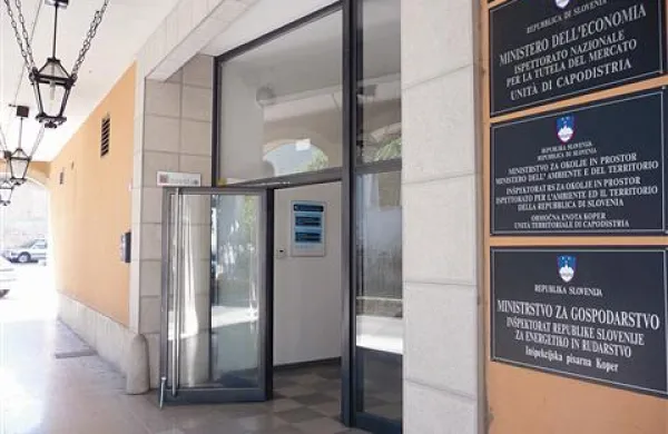 Naj je slišati še tako neverjetno, vprašanje, kdo je novi prvi koprski gradbeni inšpektor, ostaja brez pojasnil