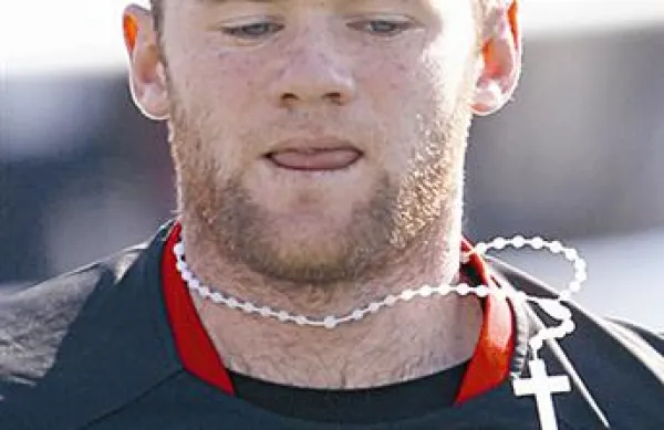   Angleški reprezentant Wayne Rooney je zaradi skoka čez plot ostal brez donosne pogodbe s Coca-Colo