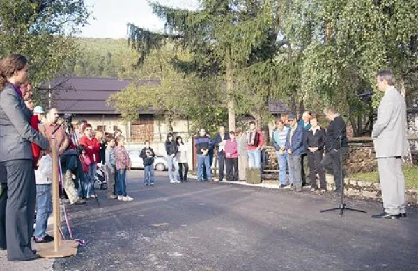 Cesta, ki pelje do Volč je bila poškodovana zato so se na pivški občini odločili za 180.000 evrov vredno popravilo