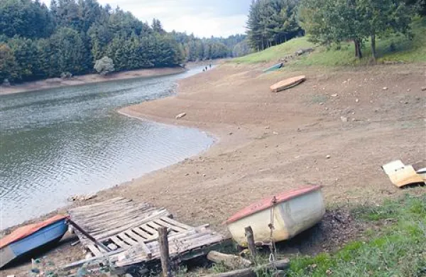 Jezero Mola, do nedavna napolnjeno do roba, v zadnjih dneh pa na pol prazno