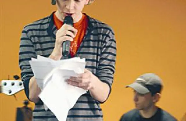 Ena izmed večernih prireditev, ki so jih v e-kavarni Pina priredili lansko leto (nastop paraliterarne organizacije Idiot v sklopu festivala poezije 3P - Pesniška prihodnost)  