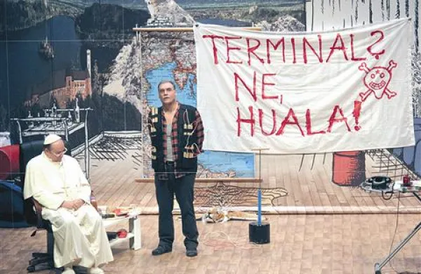 Gojmir Lešnjak Gojc kot papež in Boris Kobal kot novodobni partizan 