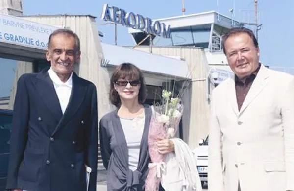 Dragan Sakan (levo) je avgusta s princezo Jelisaveto Karađorđević obiskal Portorož, fotograf pa ga je ujel na portoroškem letališču v družbi Jadrana Furlaniča, direktorja Turističnega združenja Portorož 