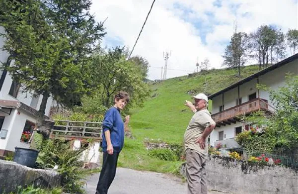Tri antene so preveč za eno vas, pravita Skubinova in drugi prebivalci Jezerc