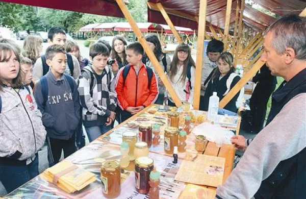 Sladkosnednost  je mogoče potešiti na dva načina: s škodljivimi sladkarijami na osnovi belega sladkorja in umetnih barvil, ali z zdravilnim medom, so mladim povedali v Lipici