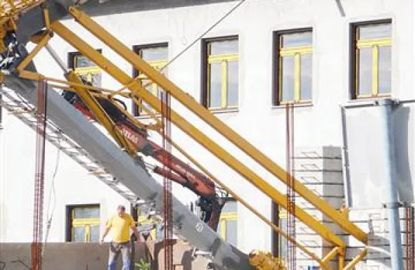 Delček strehe, ki so jo že lani postavili delavci postojnskega Trimovala. Večine plačila še vedno niso dobili.