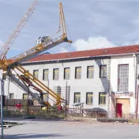 Delček strehe, ki so jo že lani postavili delavci postojnskega Trimovala. Večine plačila še vedno niso dobili.