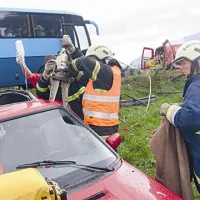 52-letna voznica je huje poškodovana ostala ukleščena v vozilu.