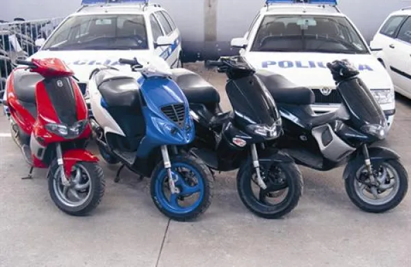 Pri hišni preiskavi so zasegli tri motorna kolesa in eno kolo z motorjem