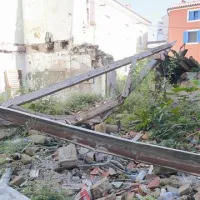 Pogled skozi okno razkrije veliko smetišče 