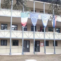 Trenutni (začasni) sedež Zoisovega zavoda. Na njem visijo štiri zastave.